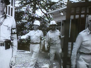 写真②ハットリハウスの門を閉める米兵（映画「東京裁判」から）
