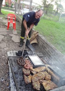 バランケラスの隊長はアサード（焼肉）でも陣頭指揮に