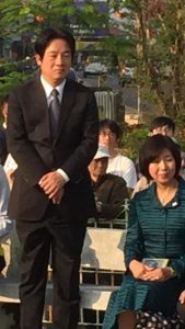 ③台南市の湯徳章紀念公園で開かれた２・２８事件７０周年集会。頼清徳市長（左）と王明理（右）