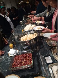 ザンビア料理の主食、シマ（中央上）とキャッサバ（中央下）