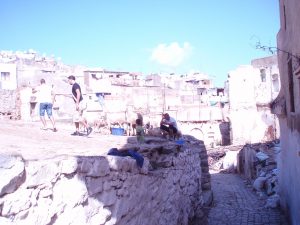 建物が壊された跡は空き地のまま住民のたまり場、子供の遊び場となっている