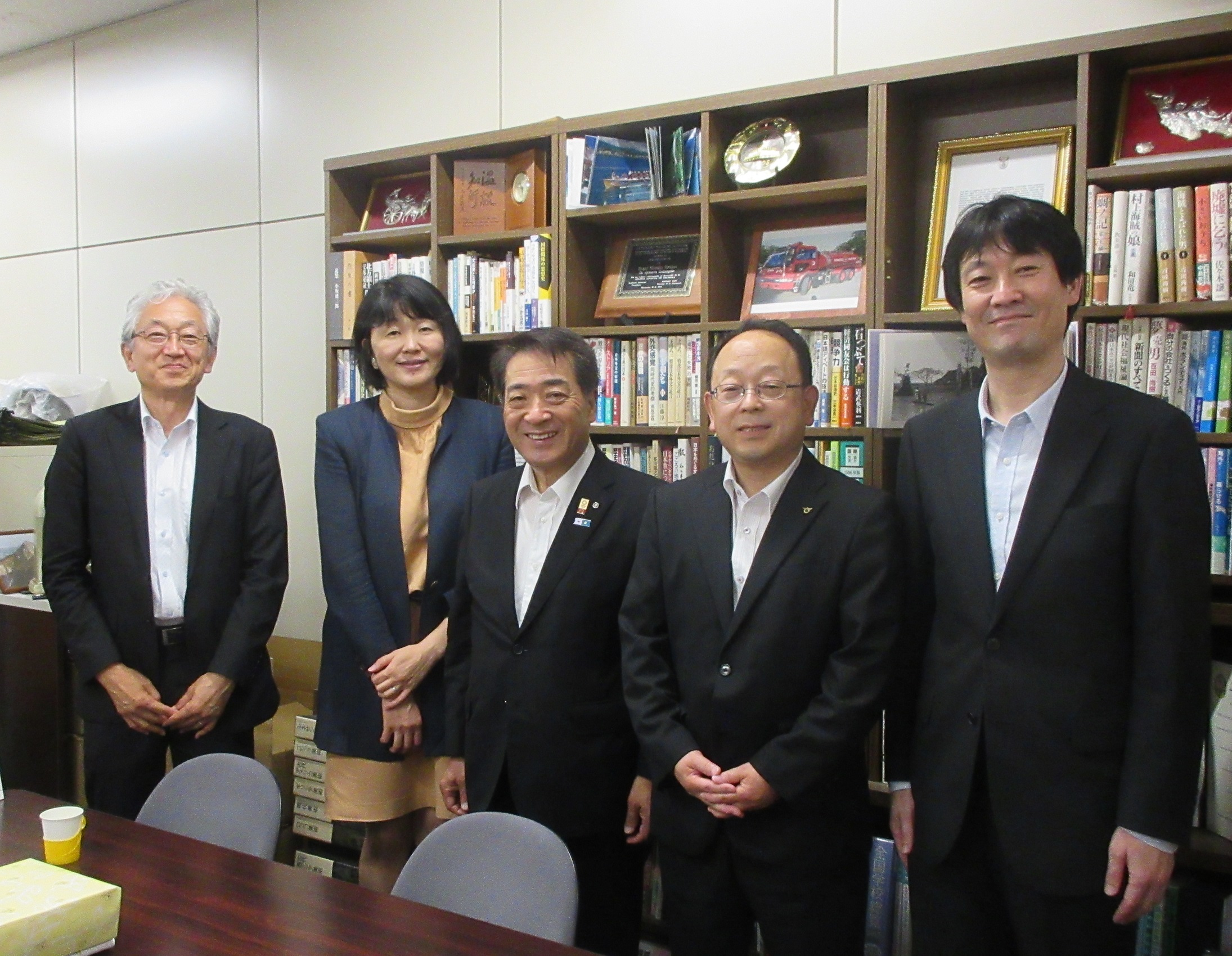 日本外交協会を来訪した村上英人蔵王町長(左から3人目)ら