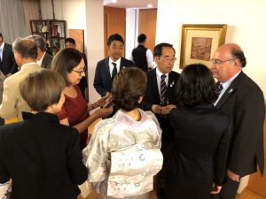 フェレール大使ご夫妻と談笑する北上市長ご夫妻。市長は「北上でのキャンプで選手と地元の子供たちの交流が盛んに行われました」と大使に話していました。