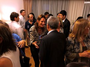 日本人の 「ウルグアイ選手の闘志あふれるプレーが印象に残りました。ロス・テロスに乾杯!」の声にお母さんは感激。