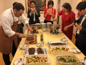厚く切り分けられた「レア」のウルグアイ・ビーフに、食の専門家たちは「これは、一味違う味わいだ」と感心していました。