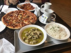ホテル内レストランのメニュー例。パスタやカレー、ピザなど1メニュー40キナ(1200円相当)